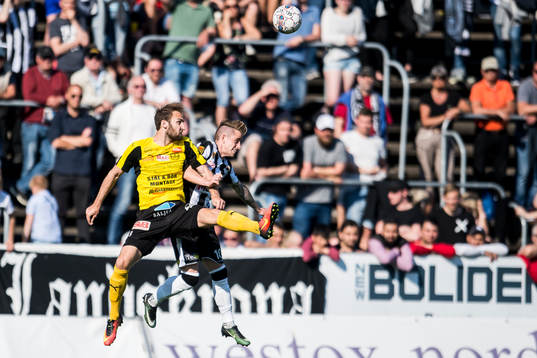 Mjällbys Oscar Svensson i nickduell mot Landskronas Rasmus