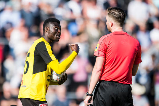 Mjällbys Emmanuel Ayssh Okine och domare Mirza Kazic