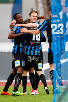 Sirius Niklas Busch Thor jublar efter 1-0 tillsammans med Moses Ogbu , Johan Andersson och Philip Haglund