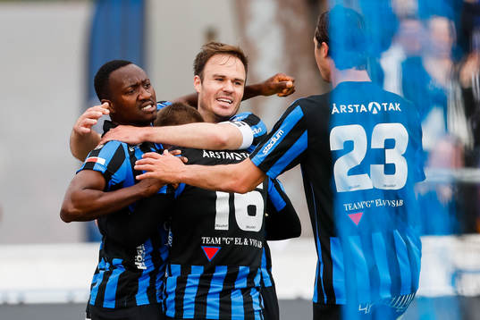 Sirius Niklas Busch Thor jublar efter 1-0 tillsammans med Moses Ogbu , Johan Andersson och Philip Haglund