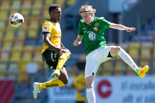 Jönköpings Emil Holmgren och Elfsborgs Nattnael Zerai