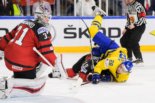 Sveriges Elias Lindholm fälls av Kanadas Mike Matheson