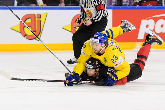 Sveriges Elias Lindholm fälls av Kanadas Mike Matheson