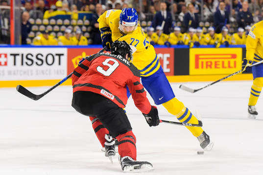 Kanadas Matt Duchene försvarar mot Sveriges Victor Hedman