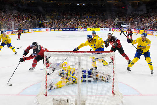 Kanadas Matt Duchene oroar framför Sveriges målvakt