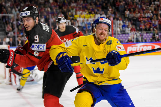 Kanadas Matt Duchene tacklar Sveriges Joakim Nordström