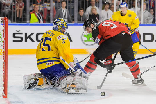 Kanadas Matt Duchene oroar framför Sveriges målvakt