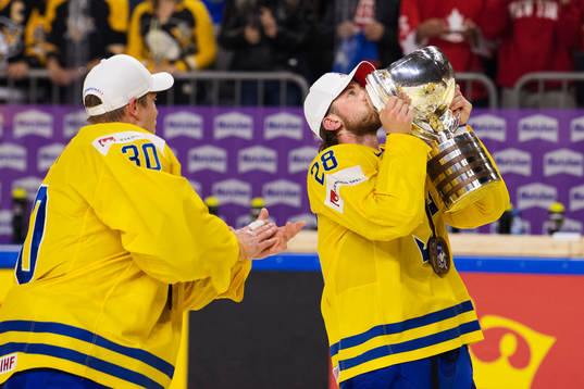 Sveriges Elias Lindholm kysser VM-pokalen
