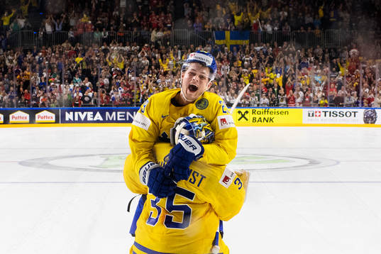 Sveriges William Nylander kastar sig över målvakten