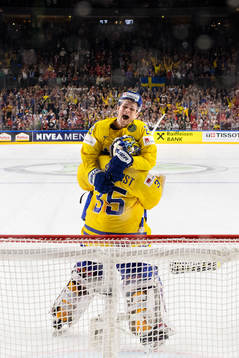 Sveriges William Nylander kastar sig över målvakten