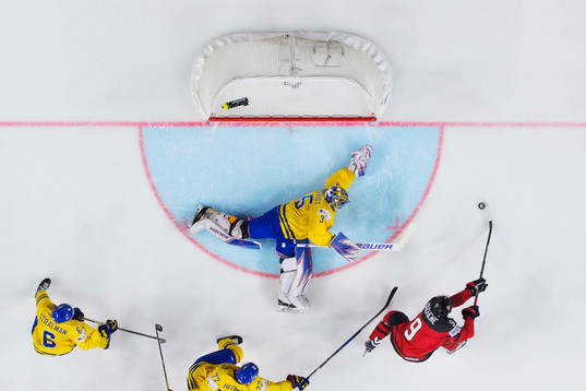 Kanadas Matt Duchene utmanar Sveriges målvakt Henrik