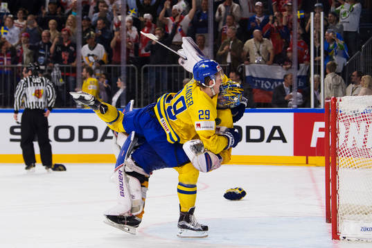 Sveriges William Nylander kastar sig över målvakten