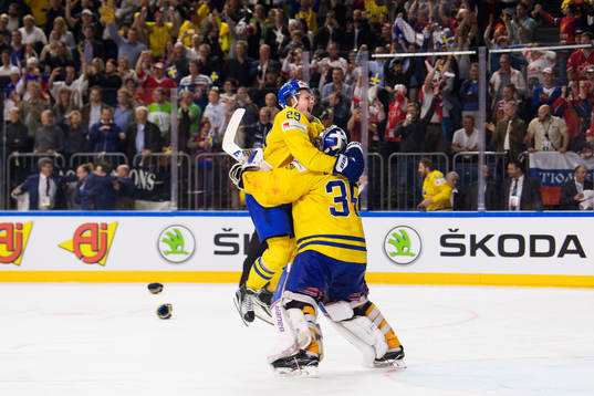 Sveriges William Nylander kastar sig över målvakten