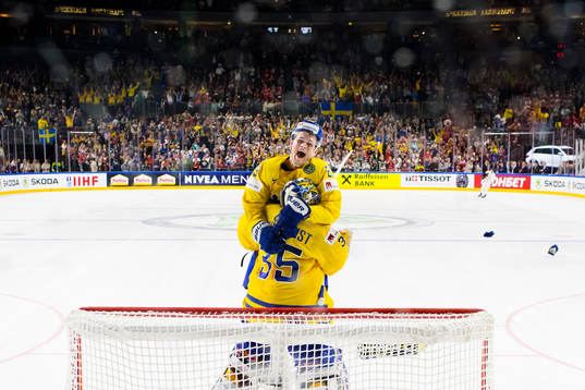 Sveriges William Nylander kastar sig över målvakten