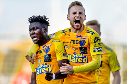 Falkenbergs Dominic Chatto (v) har gjort 2-0 och jublar tillsammans med Tobias Englund (h)