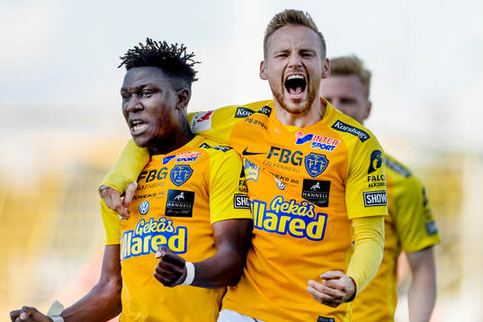 Falkenbergs Dominic Chatto (v) har gjort 2-0 och jublar tillsammans med Tobias Englund (h)