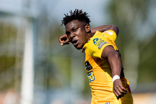 Falkenbergs Dominic Chatto jublar efter 2-0