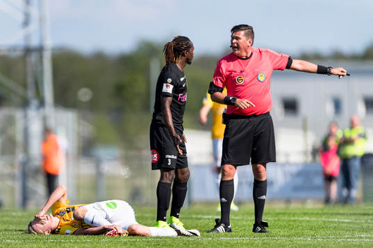 Dalkurds Kebba Ceesay och domare Antti Kanerva dikterar