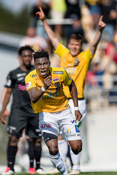Falkenbergs Dominic Chatto jublar efter 2-0