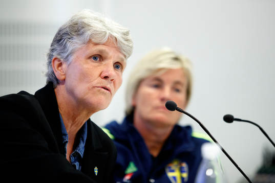 Förbundskapten Pia Sundhage med assisterande