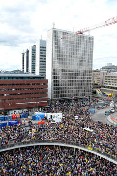 Mycket folk på Sergels torg när Sveriges landslag i