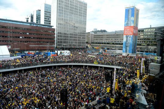 Laget på Sergels torg när Sveriges landslag i ishockey