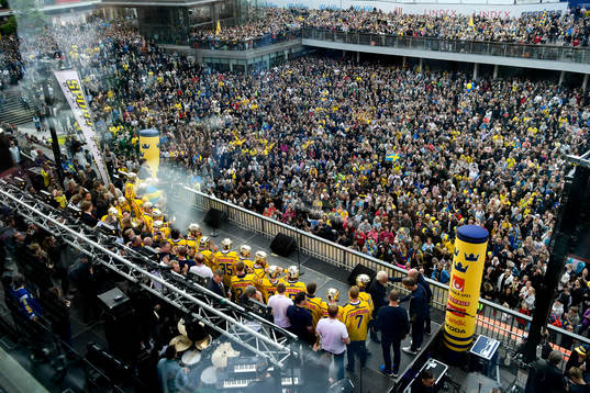 Laget på Sergels torg när Sveriges landslag i ishockey