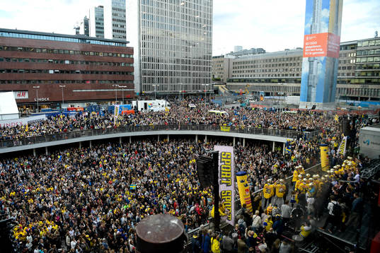 Laget på Sergels torg när Sveriges landslag i ishockey