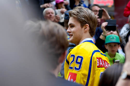William Nylander på Sergels torg när Sveriges landslag i