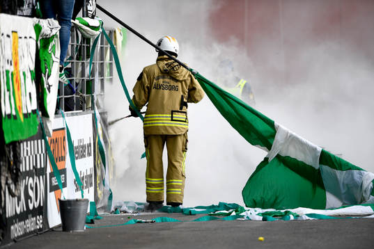 En brandman får släcka