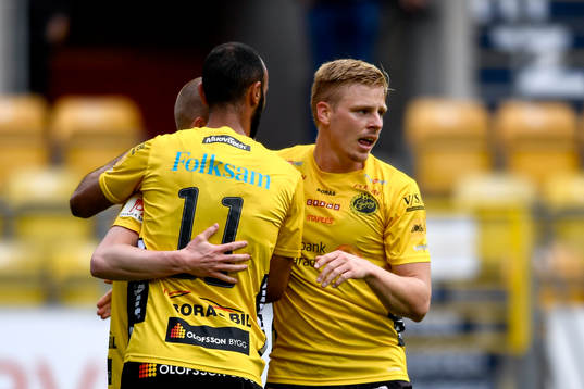 Elfsborgs Daniel Gustavsson jublar med lagkamrater