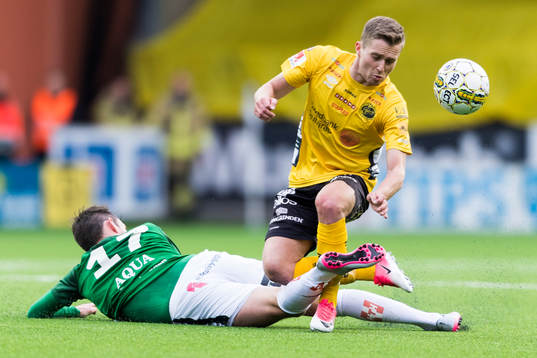 Elfsborgs Adam Lundqvist i kamp med Jönköpings Daryl Smylie (rygg mot kameran)