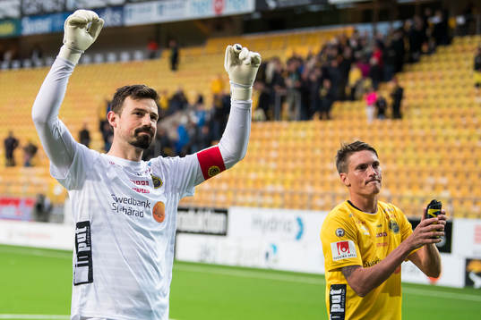 Elfsborgs målvakt Kevin Stuhr Ellegaard jublar ihop med Jesper Karlsson och Lasse Nilsson