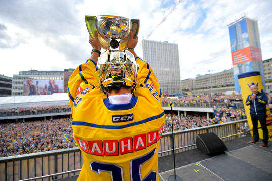 målvakt Henrik Lundqvist med pokalen på Sergels torg när