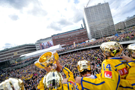 Sergels torg när Sveriges landslag i ishockey hyllas