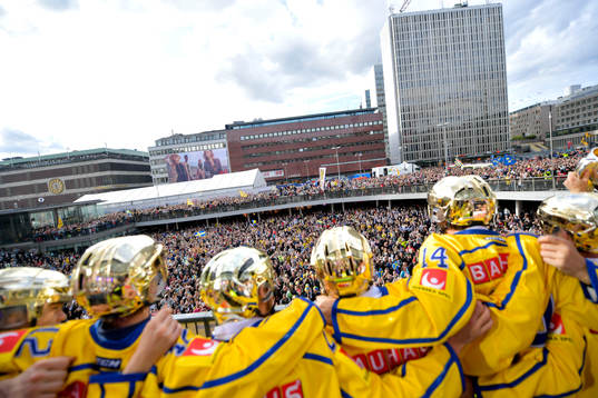 Sergels torg när Sveriges landslag i ishockey hyllas