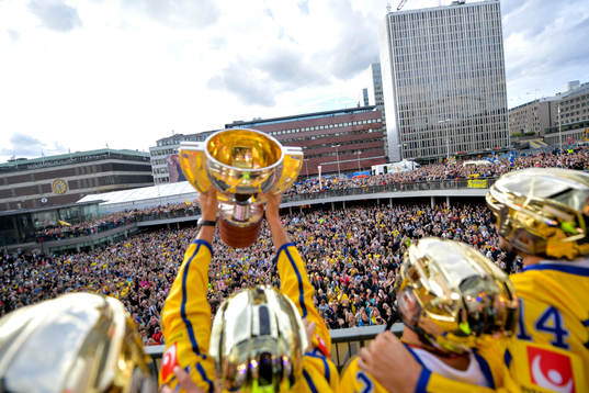 Pokalen på Sergels torg när Sveriges landslag i ishockey
