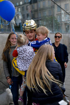 William Nylander med familj på Sergels torg när Sveriges