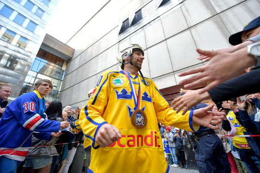 Joel Lundqvist hälsar på fansen på Sergels torg när