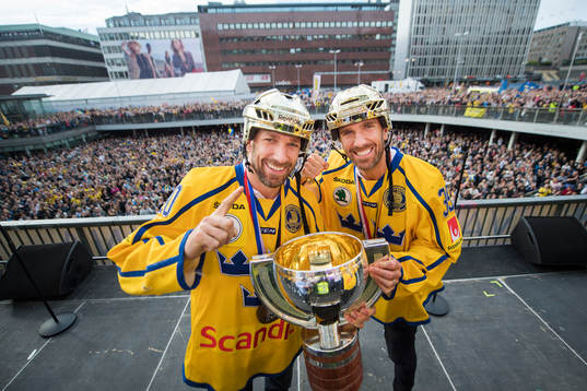 Joel Lundqvist och målvakt Henrik Lundqvist med pokalen