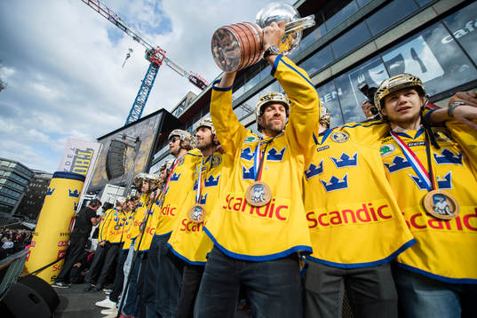 Joel Lundqvist höjer pokalen på Sergels torg när