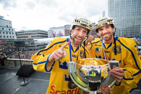 Joel Lundqvist och målvakt Henrik Lundqvist med pokalen