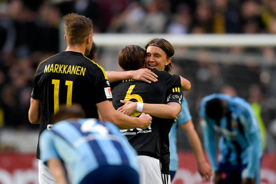 s Kristoffer Olsson och Simon Thern jublar efter fotbollsmatchen i Allsvenskan mellan Djurgården och AIK den 22 maj 2017 i Stockholm.