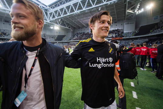 s Daniel Sundgren och Simon Thern jublar efter fotbollsmatchen i Allsvenskan mellan Djurgården och AIK den 22 maj 2017 i Stockholm.