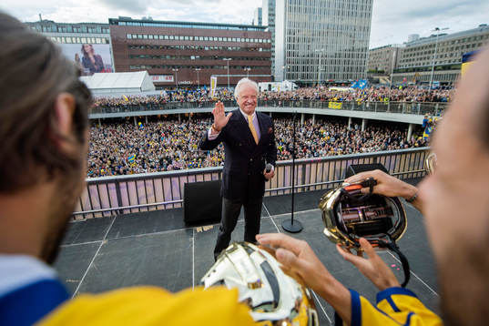 Loa Falkman sjunger nationalsången på Sergels torg när