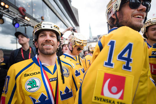 Joel Lundqvist på Sergels torg när Sveriges landslag i