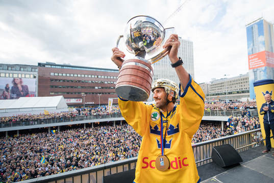 Målvakt Henrik Lundqvist lyfter pokalen på Sergels torg