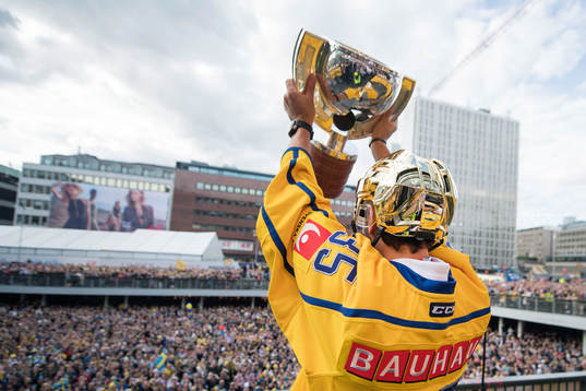 Målvakt Henrik Lundqvist lyfter pokalen på Sergels torg
