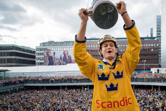 William Nylander lyfter pokalen på Sergels torg när