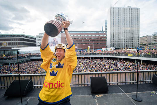 Målvakt Viktor Fasth lyfter pokalen på Sergels torg när